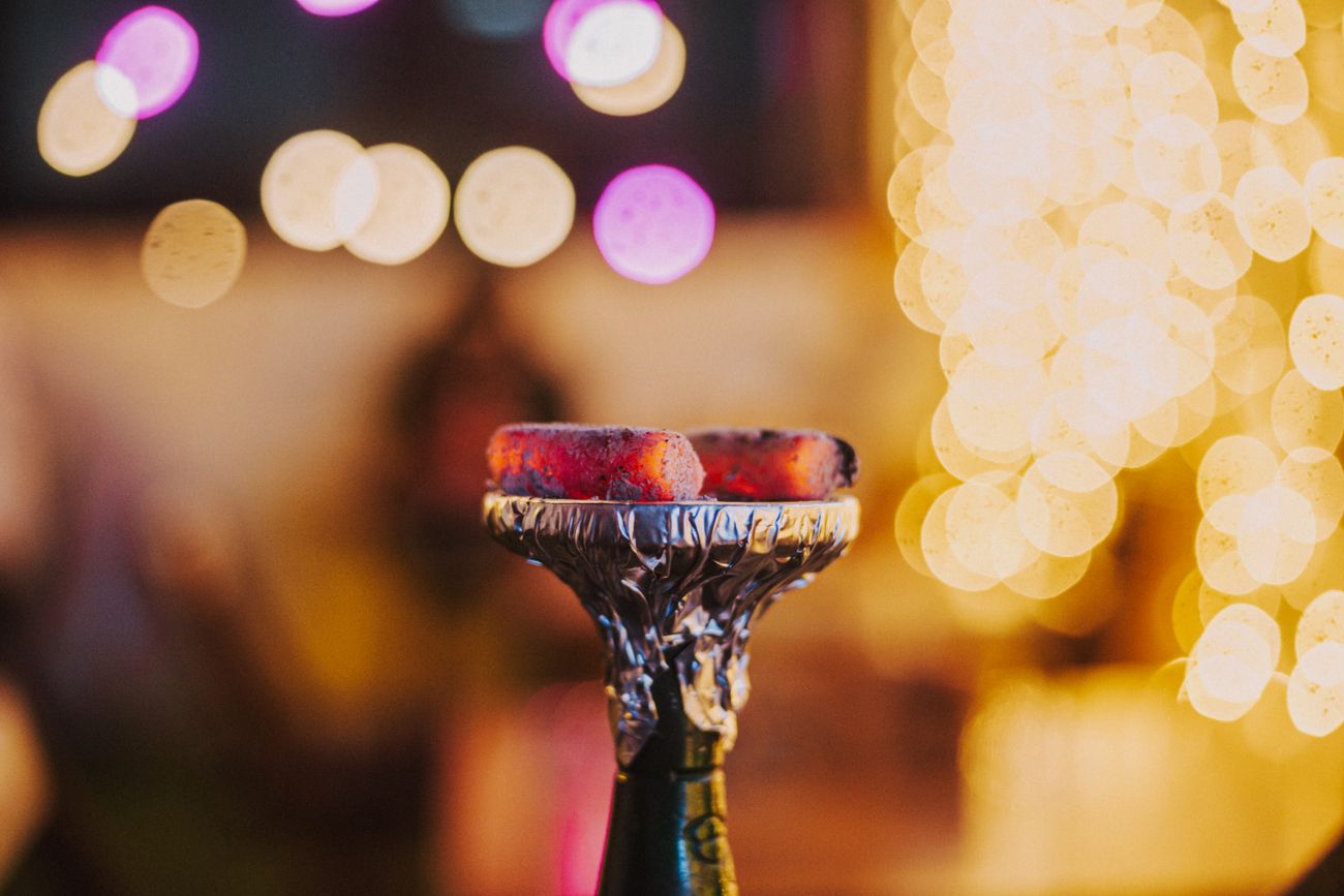 Shisha im warmen Licht der Lounge