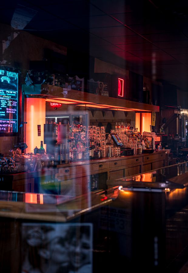 Die Bar im roten Neonlicht
